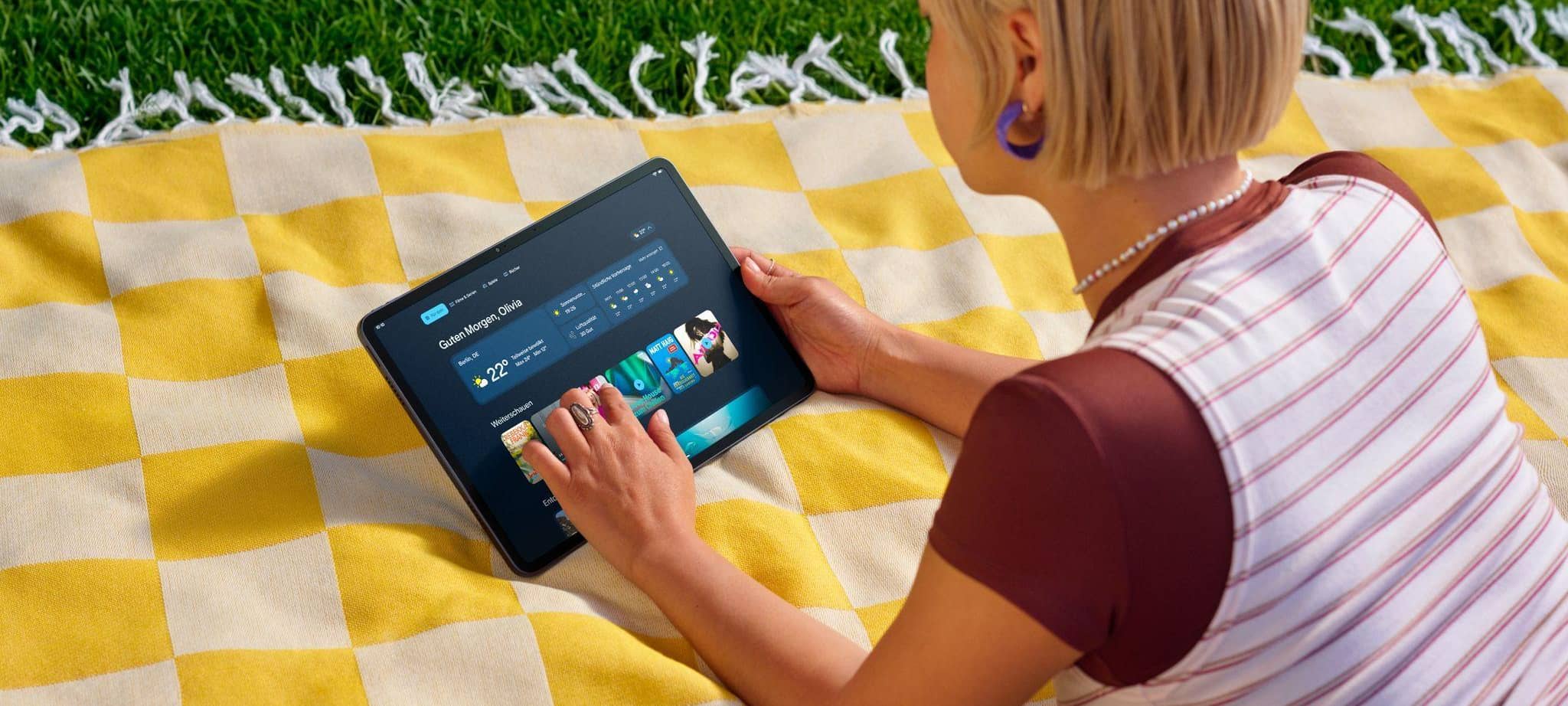 Eine Frau mit Amazon Alexa Tablet 12