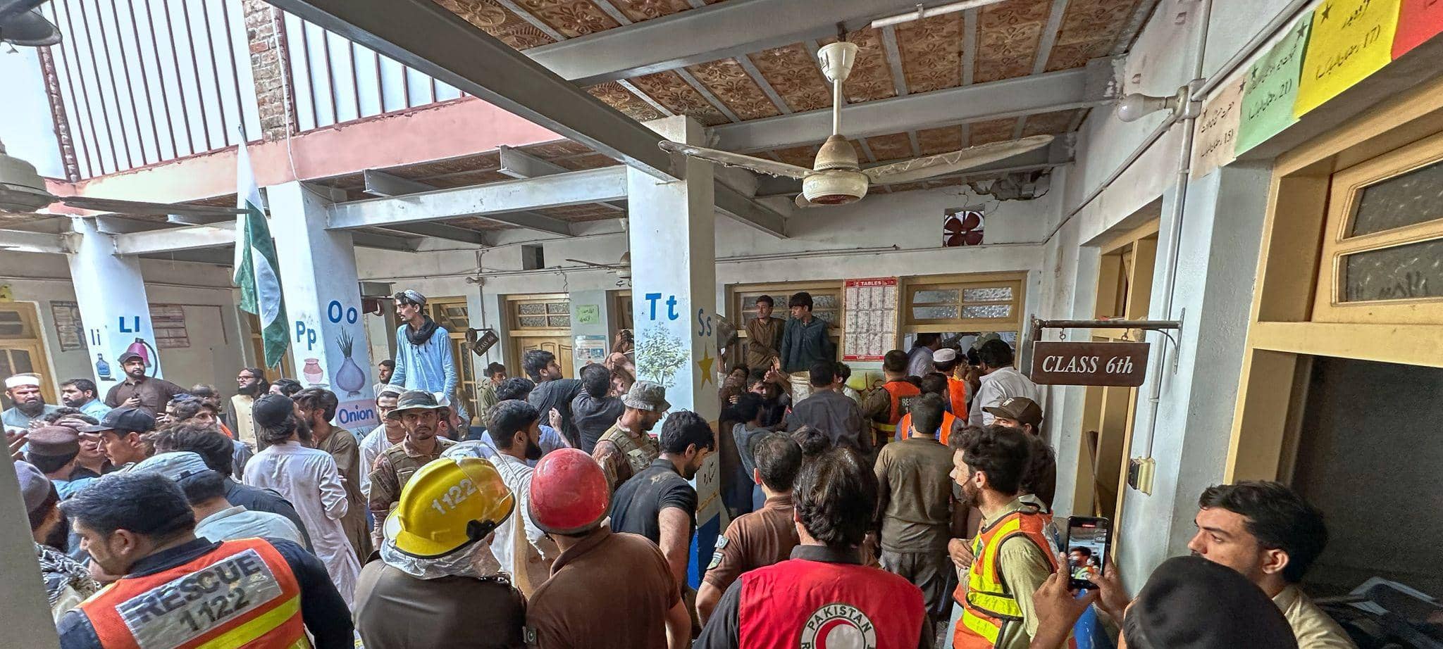 Schuldach in Pakistan stürzt ein
