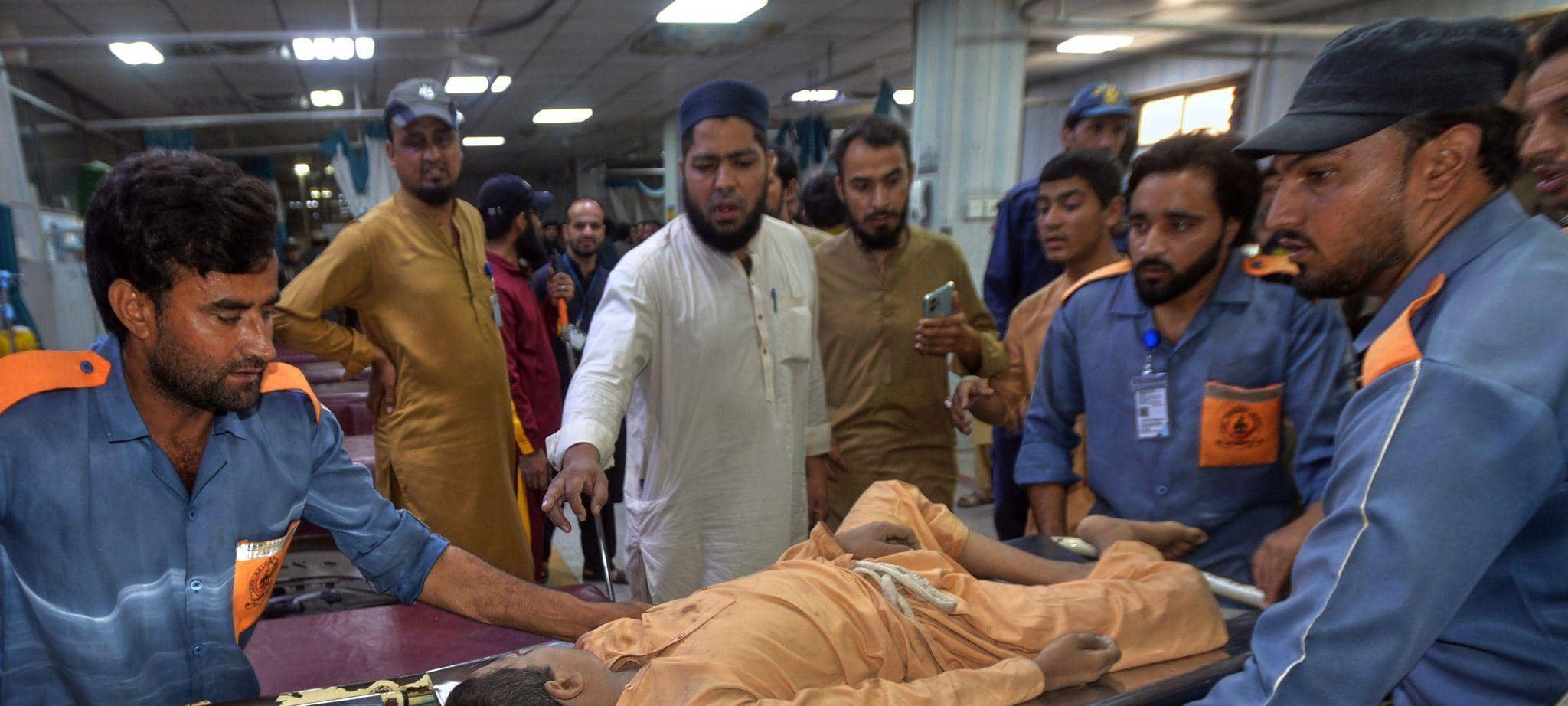 Schuldach in Pakistan stürzt ein