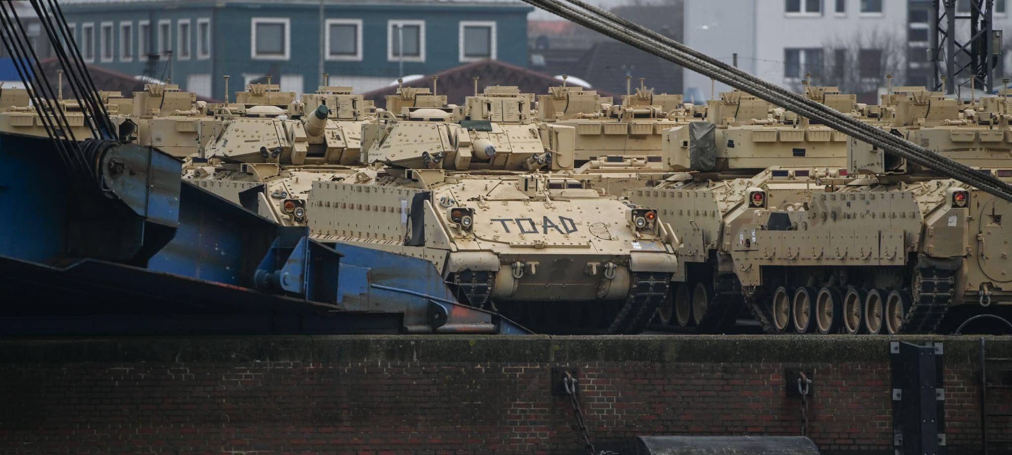Schiff mit US-Panzern und Hubschrauber in Bremerhaven