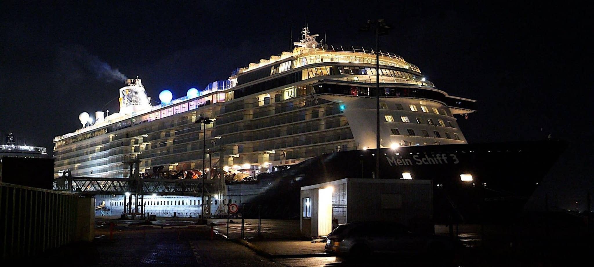Kreuzfahrtschiff stößt mit Containerschiff zusammen