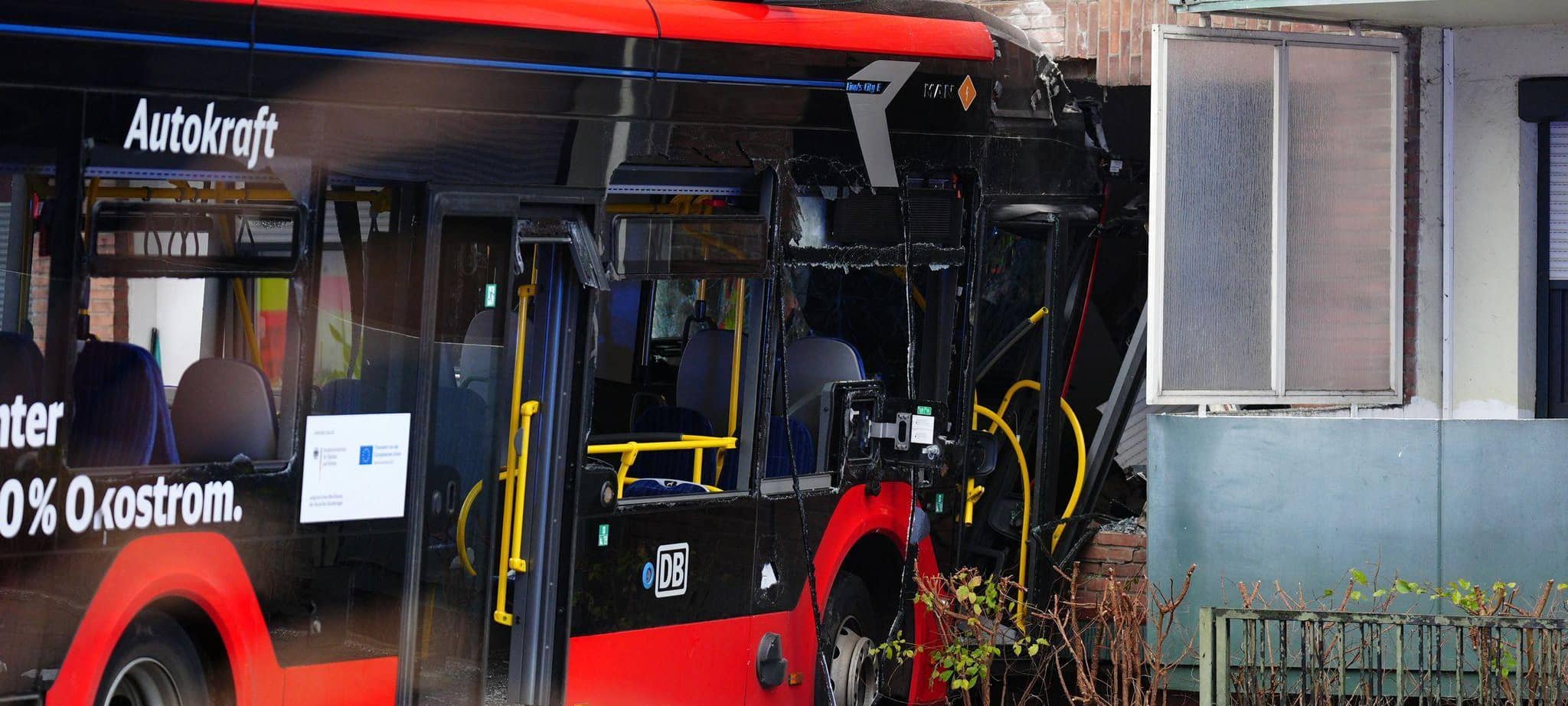 Schulbus mit 20 Kindern fährt in Hauswand