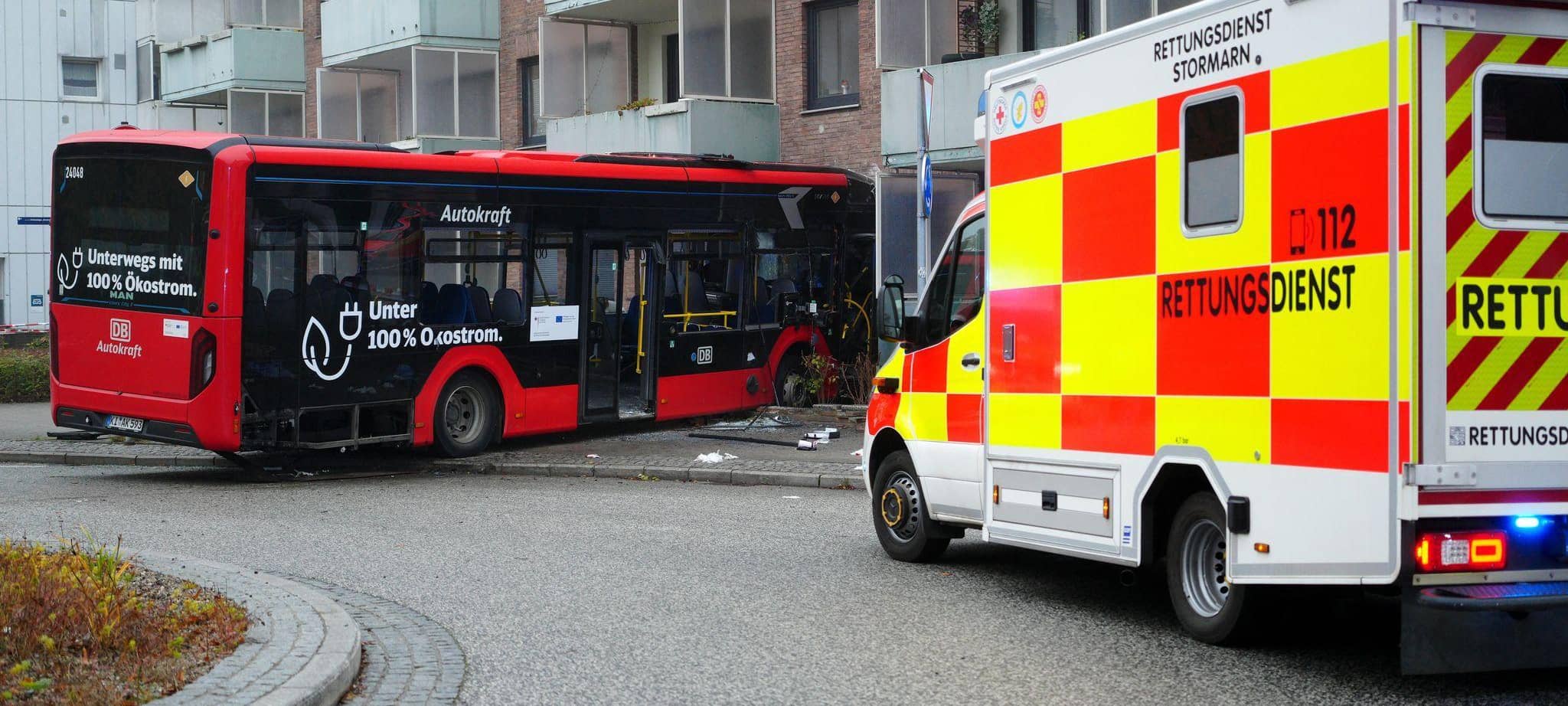 Schulbus mit 20 Kindern fährt in Hauswand