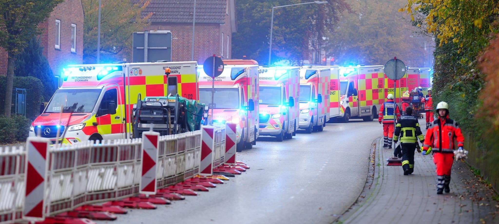 Schulbus mit 20 Kindern fährt in Hauswand