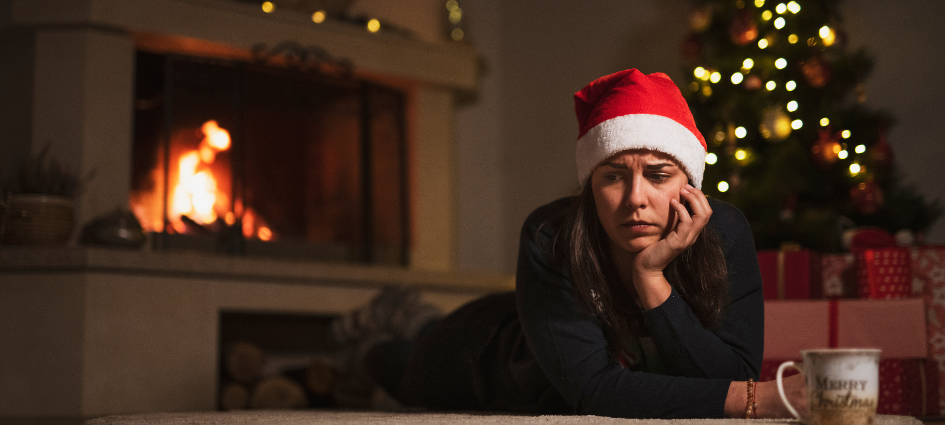 Eine Frau, die an Weihnachten traurig ist.