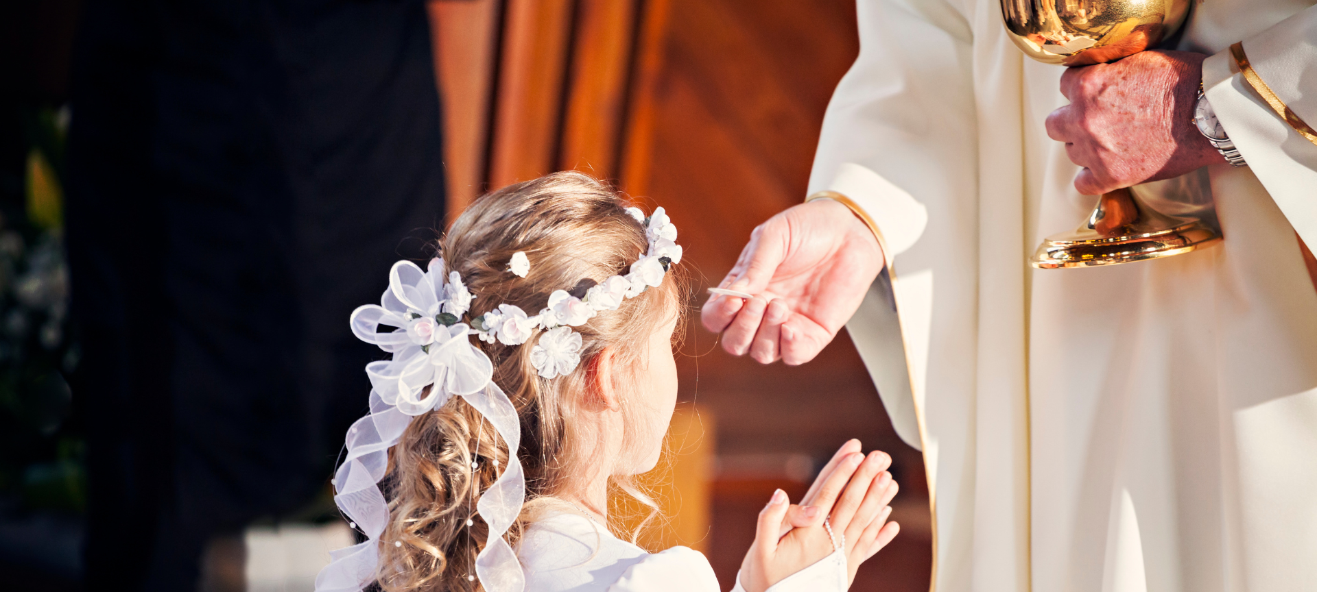 Ein Mädchen bei ihrer Erstkommunion.