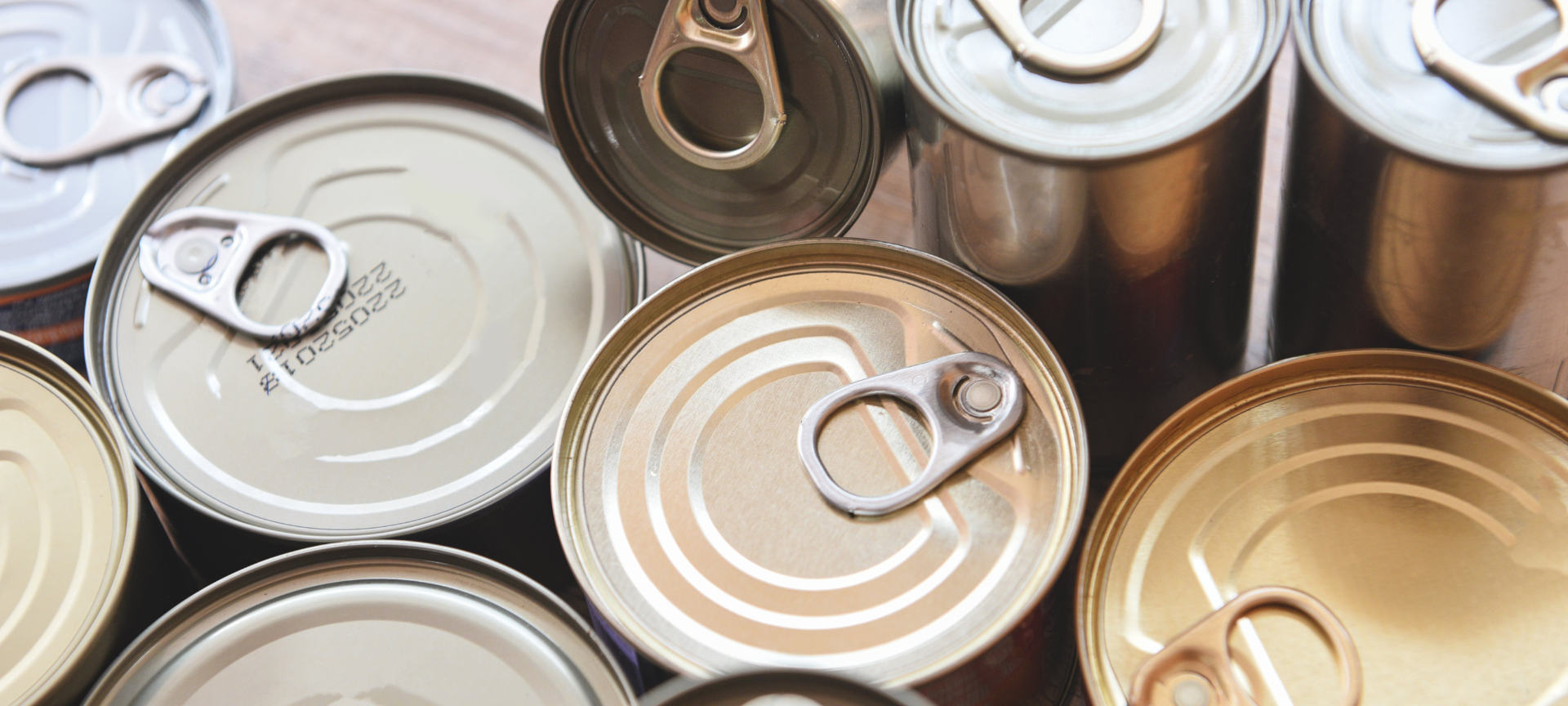 Mehrere Konservendosen.