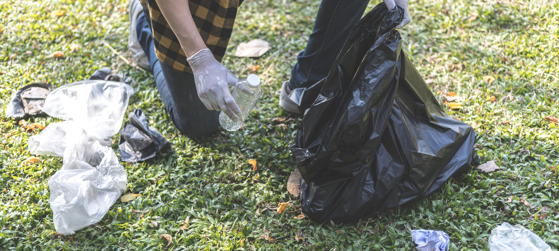 Müll sammeln in der Natur.
