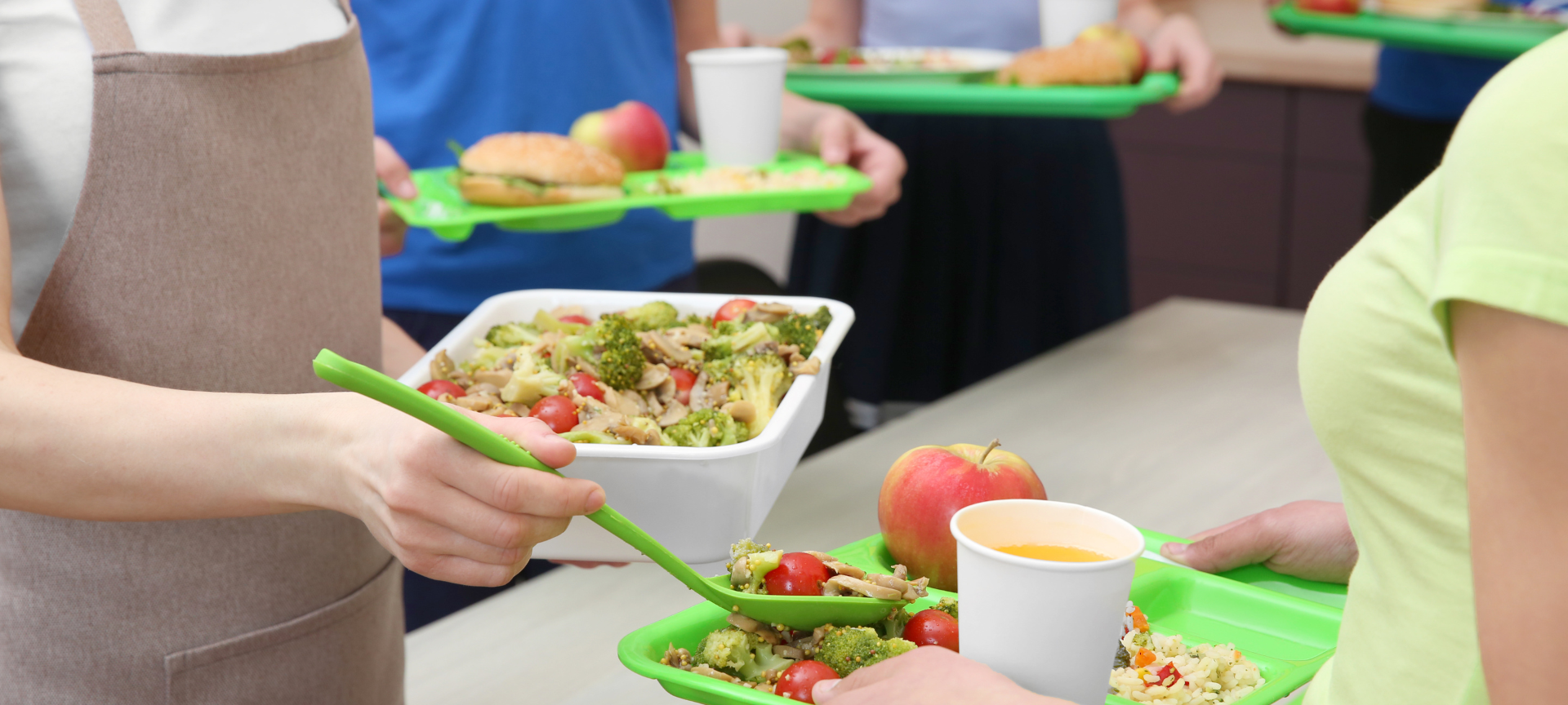 Essenausgabe in einer Mensa.