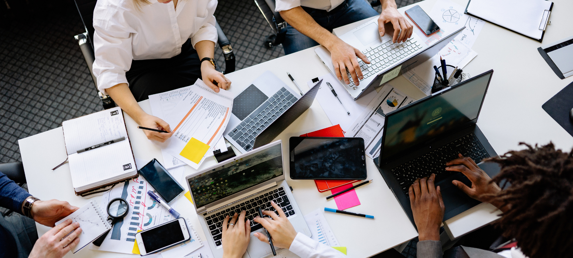 Mehrere Menschen arbeiten gemeinsam im Büro.