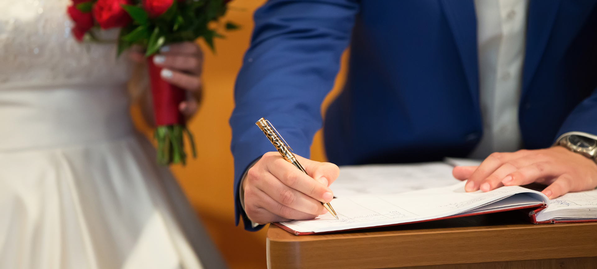 Symbolfoto einer Hochzeit im Standesamt.