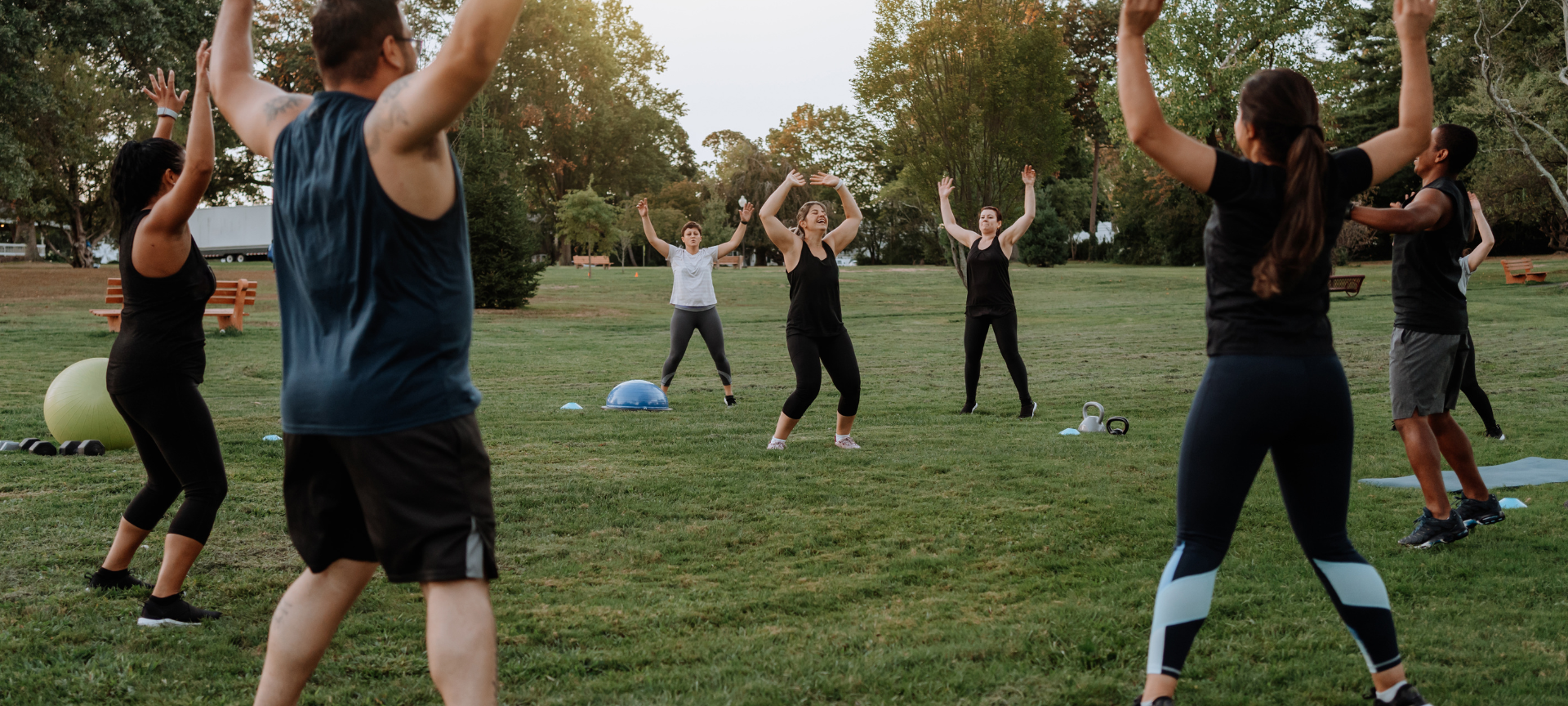 Eine Gruppe macht gemeinsam Sport im Park. (Symbolbild)