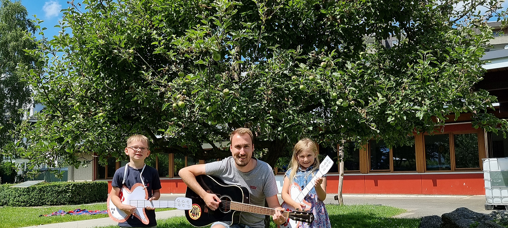 Christopher Hausmann, Leiter des Evangelischen Familienzentrum Wichern-Kindergarten Lippstadt, zusammen mit zwei Kindern aus dem Musikvideo zu "Maria - Eine wie Keine".