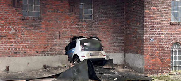 Auto kracht in ein Gebäude im Lippetal