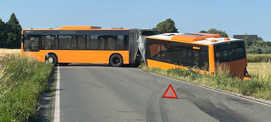 Gelenkbus zerbricht in Erwitte-Stirpe in zwei Teile