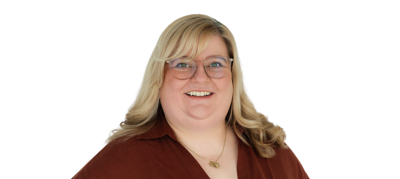 Friederike Umminger lächelt in die Kamera. Sie trägt ein rostrotes Oberteil.