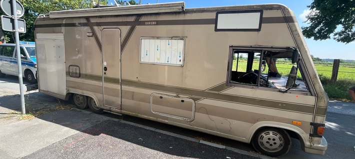 Wohnmobil ohne Scheiben stoppt Polizei in Lippstadt