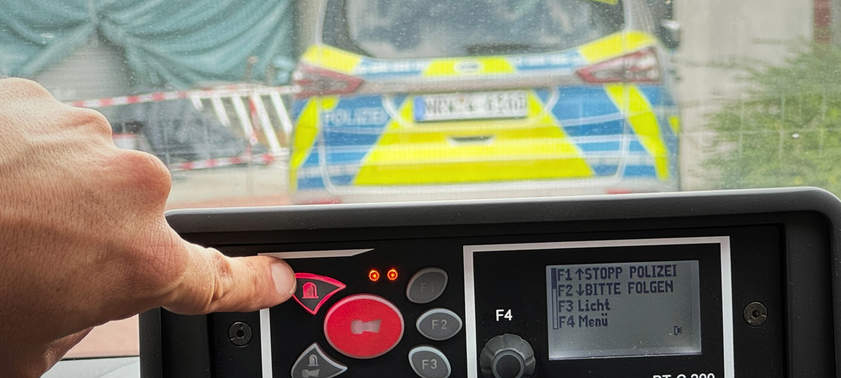 Polizei stoppt Raser und überladene LKW