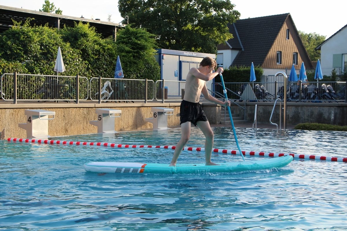 Jeden Dienstag und Freitagnachmittag in den Sommerferien können Kinder und Jugendlichen bis 15 Jahren im Geseker Freibad die neue Wassersportart ausprobieren. 