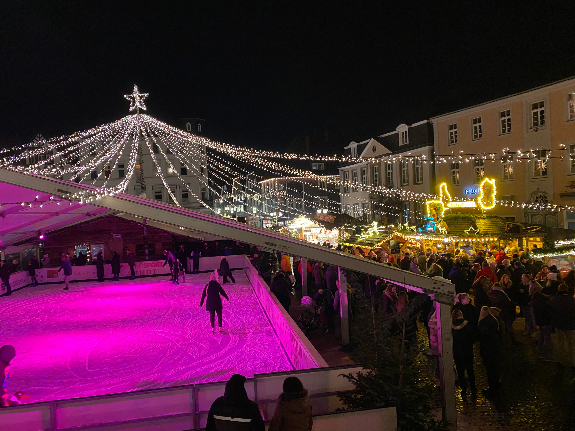 Die Eisbahn auf dem Weihnachtsmarkt in Lippstadt.