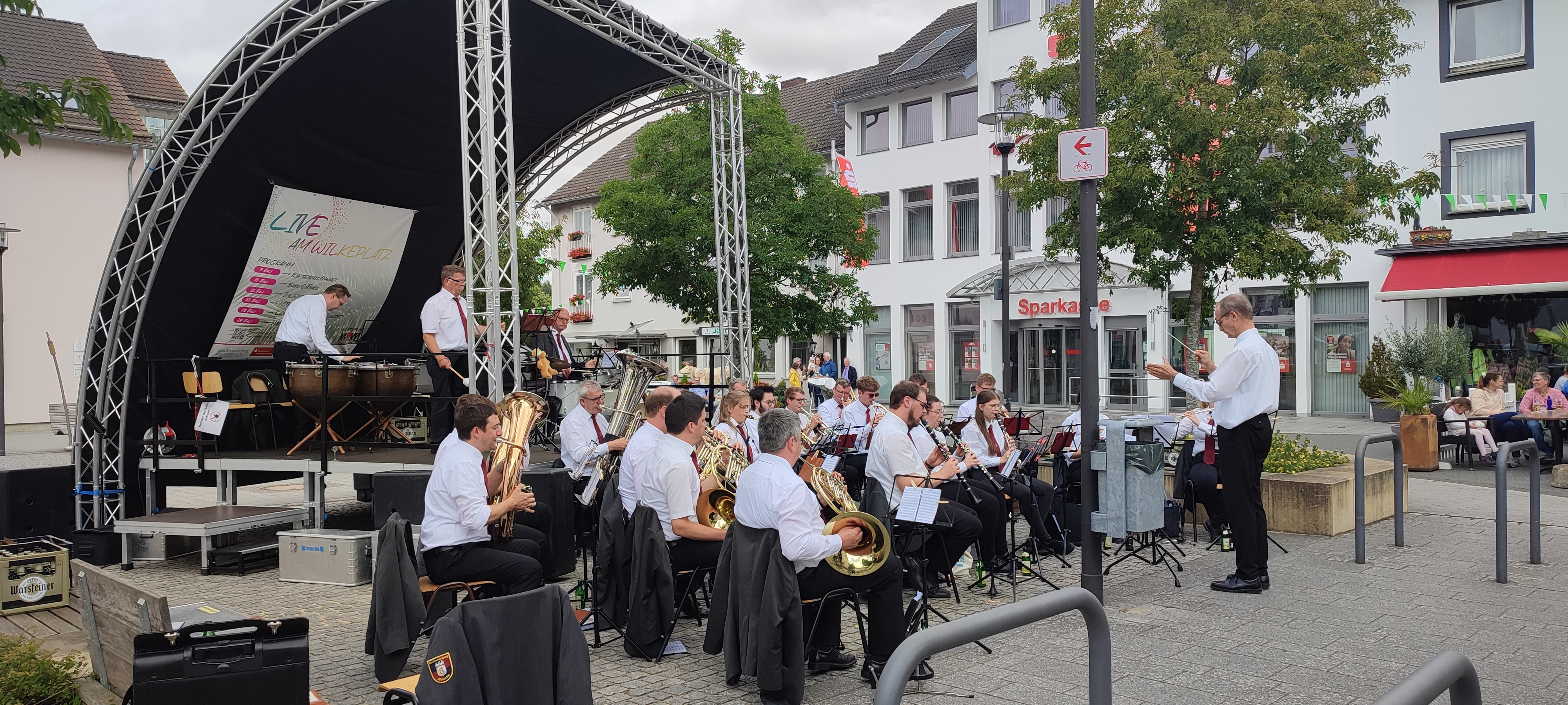Ein Orchester bei 'Live am Wilkeplatz' in Warstein.
