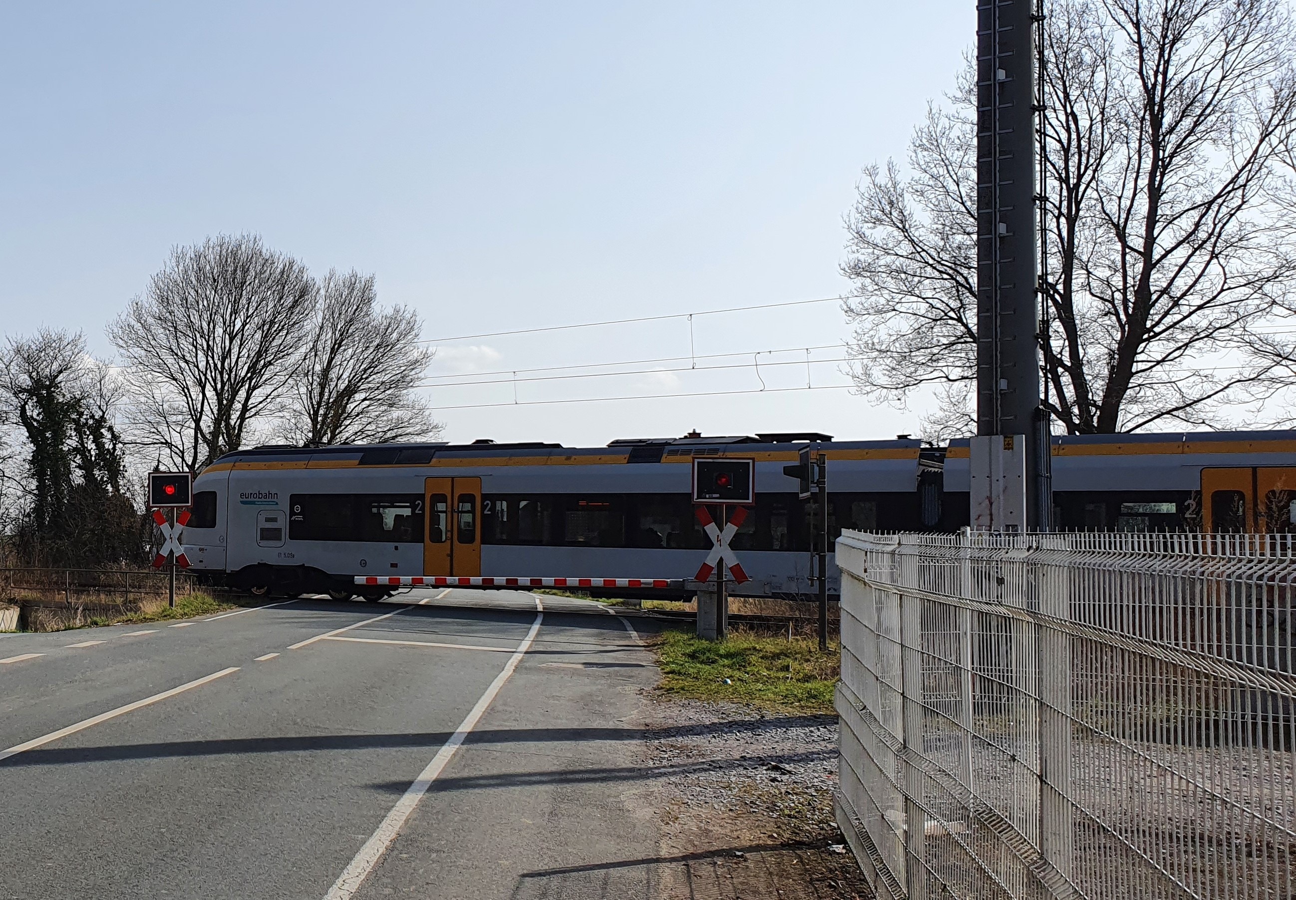 Ein Zug der Linie RB89 der Eurobahn fährt durch Welver.