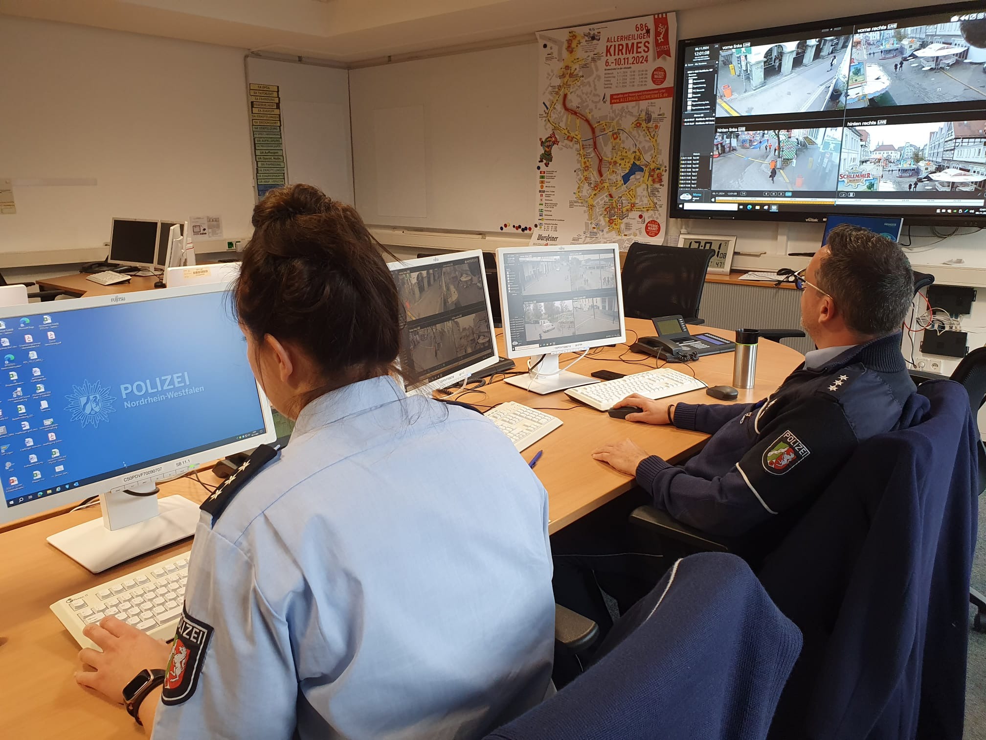 Die Allerheiligenkirmes in Soest wird videoüberwacht. Die Kameras sollen für mehr Sicherheit sorgen. Die Monitore dafür stehen im Rettungszentrum und werden dort ständig beobachtet.