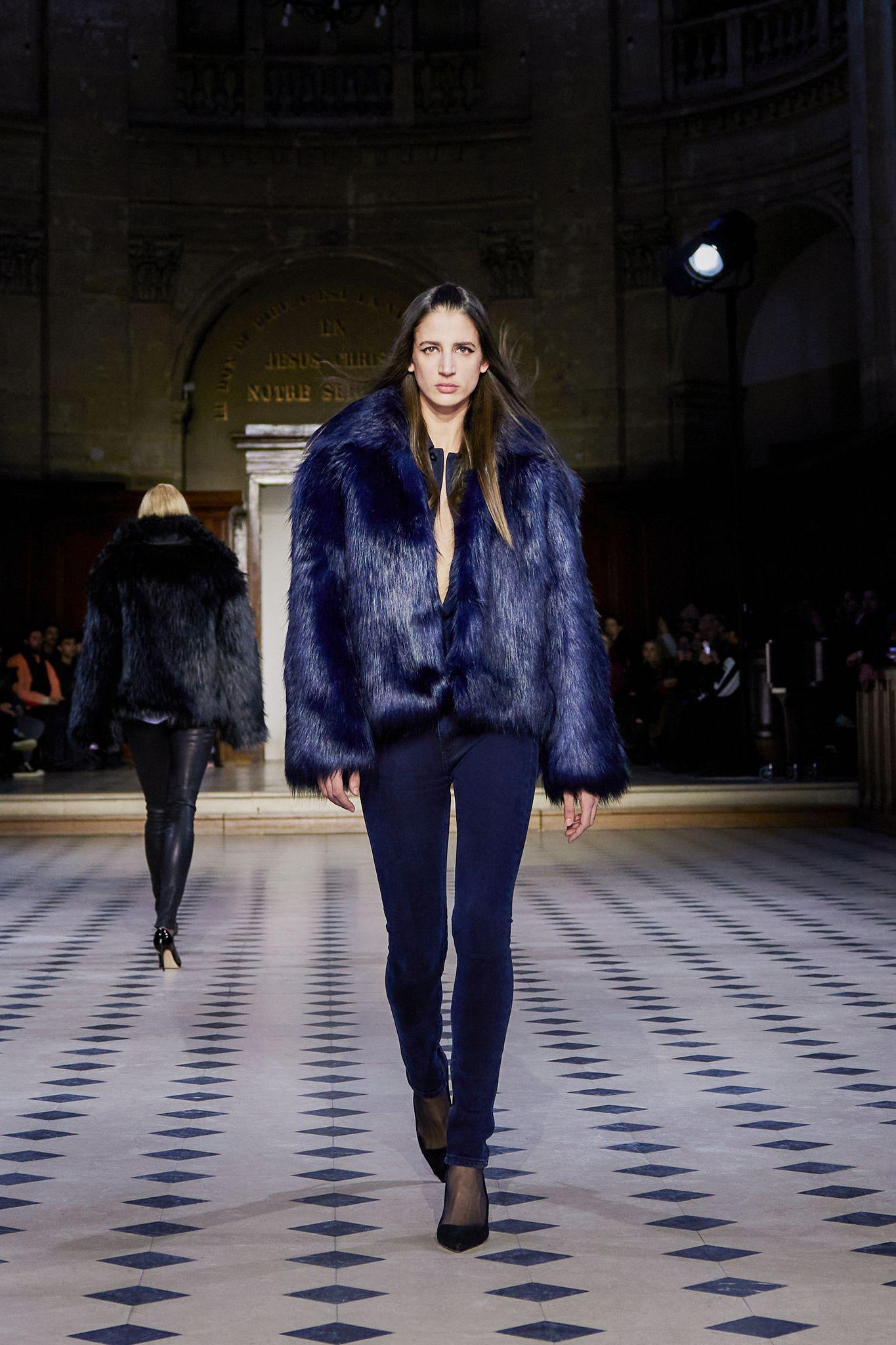 Look in Mitternachtsblau bei 032c Ready-To-Wear