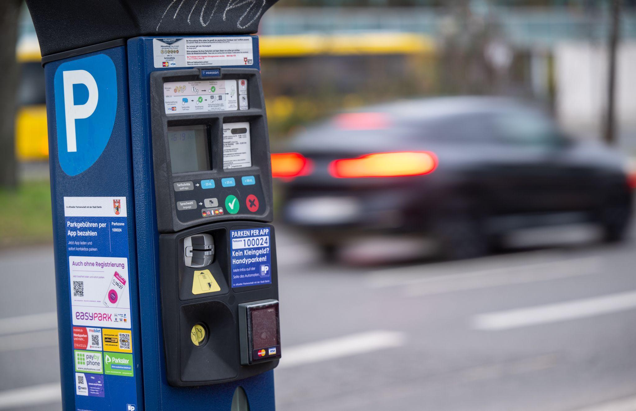 Ein Parkautomat am Straßenrand in einer Parkzone
