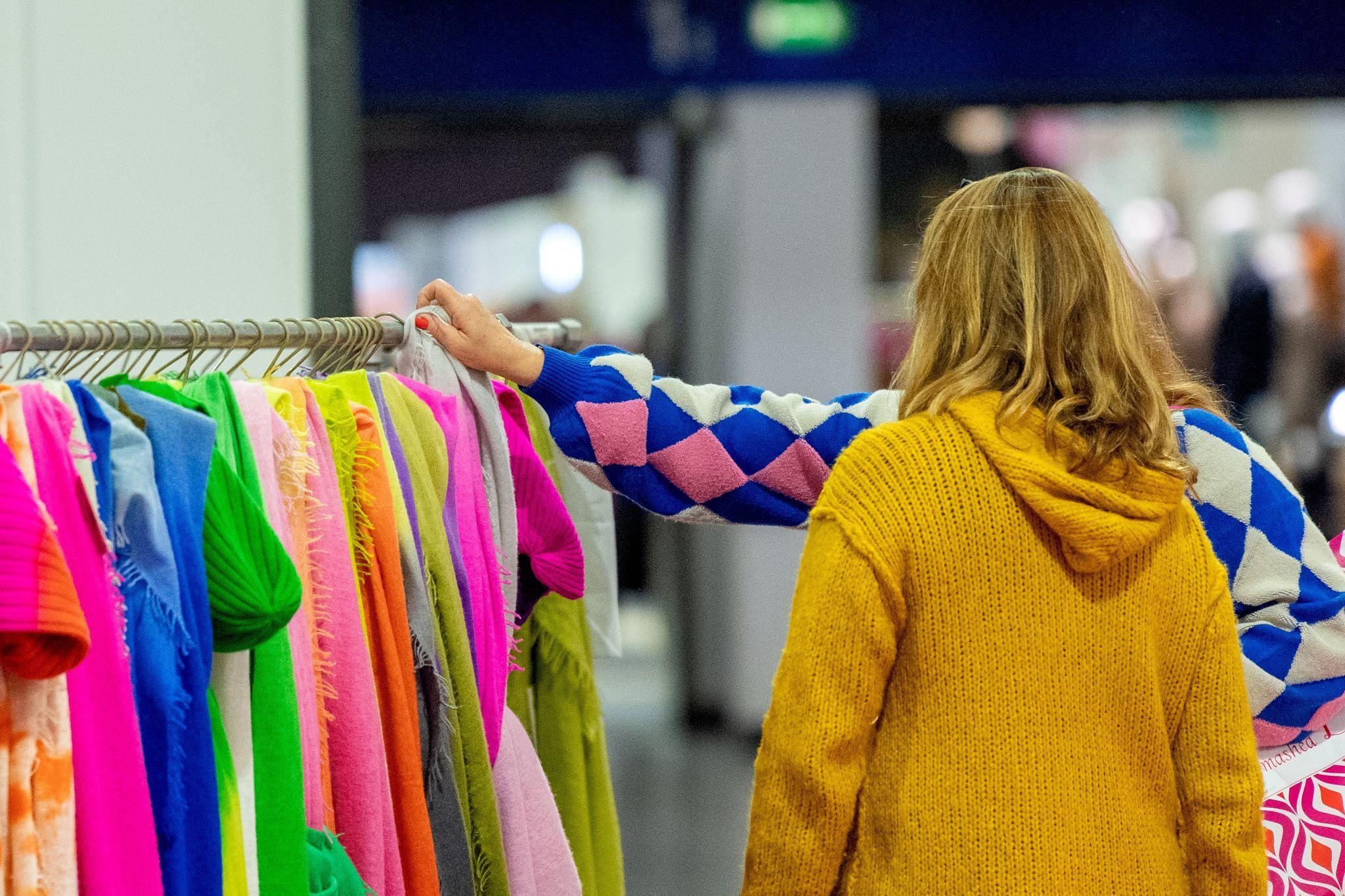 Frauen sehen sich neue Kollektionen verschiedener Designer an