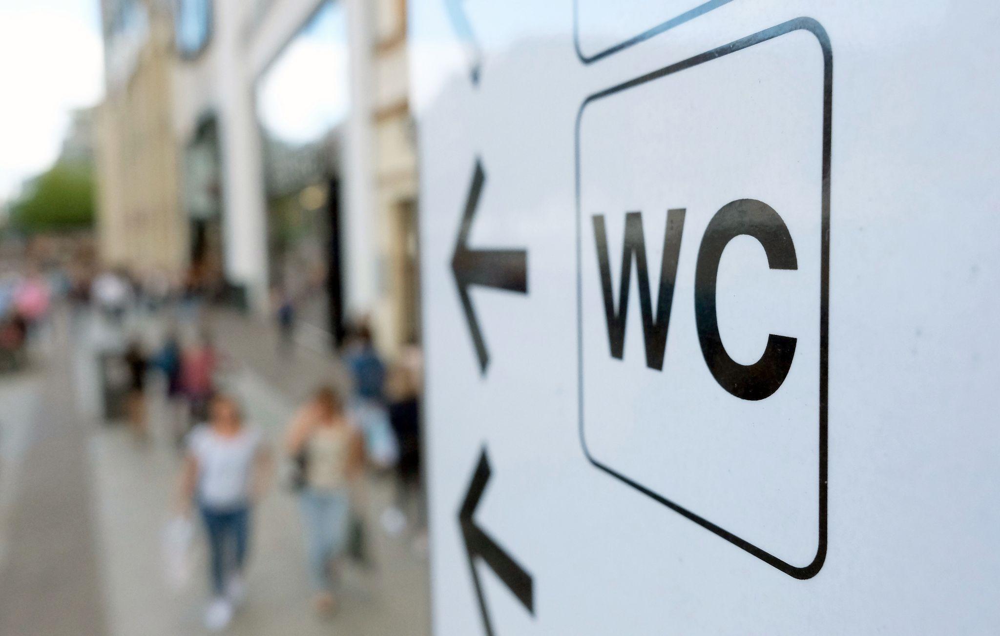 Ein Schild weist den Weg zu öffentlichen Toiletten