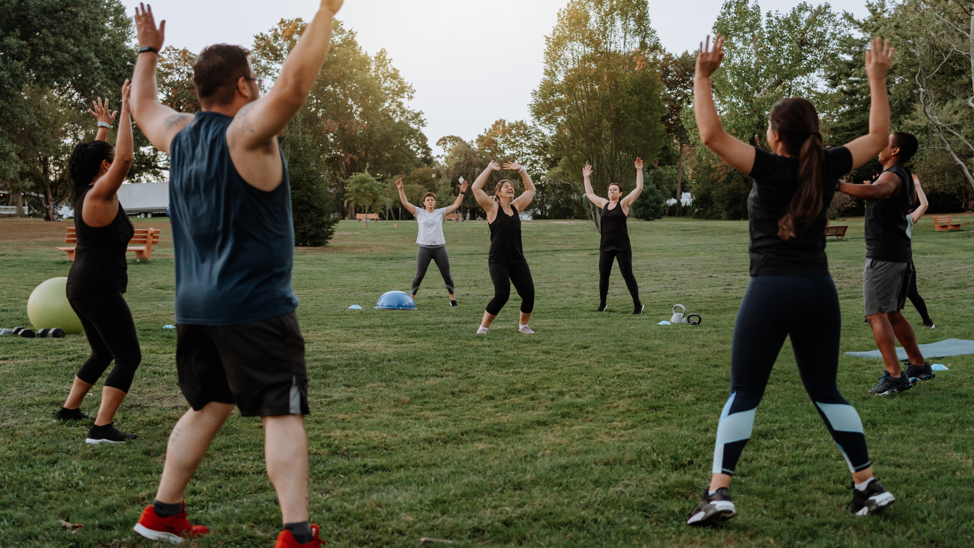 Eine Gruppe macht gemeinsam Sport im Park. (Symbolbild)